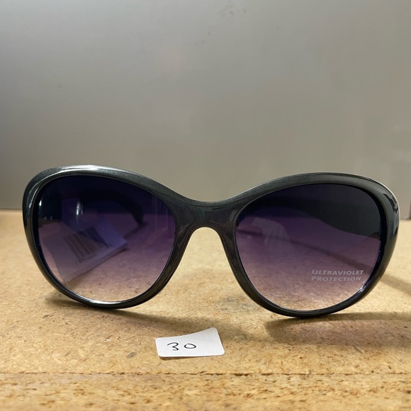 Black Frame Tint sunglasses - Picture 1 of 4